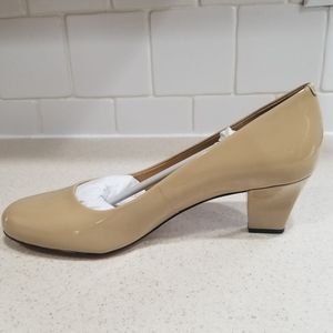 Trotters Penelope nude patent size 7N pump. NEVER WORN.  BRAND NEW IN BOX